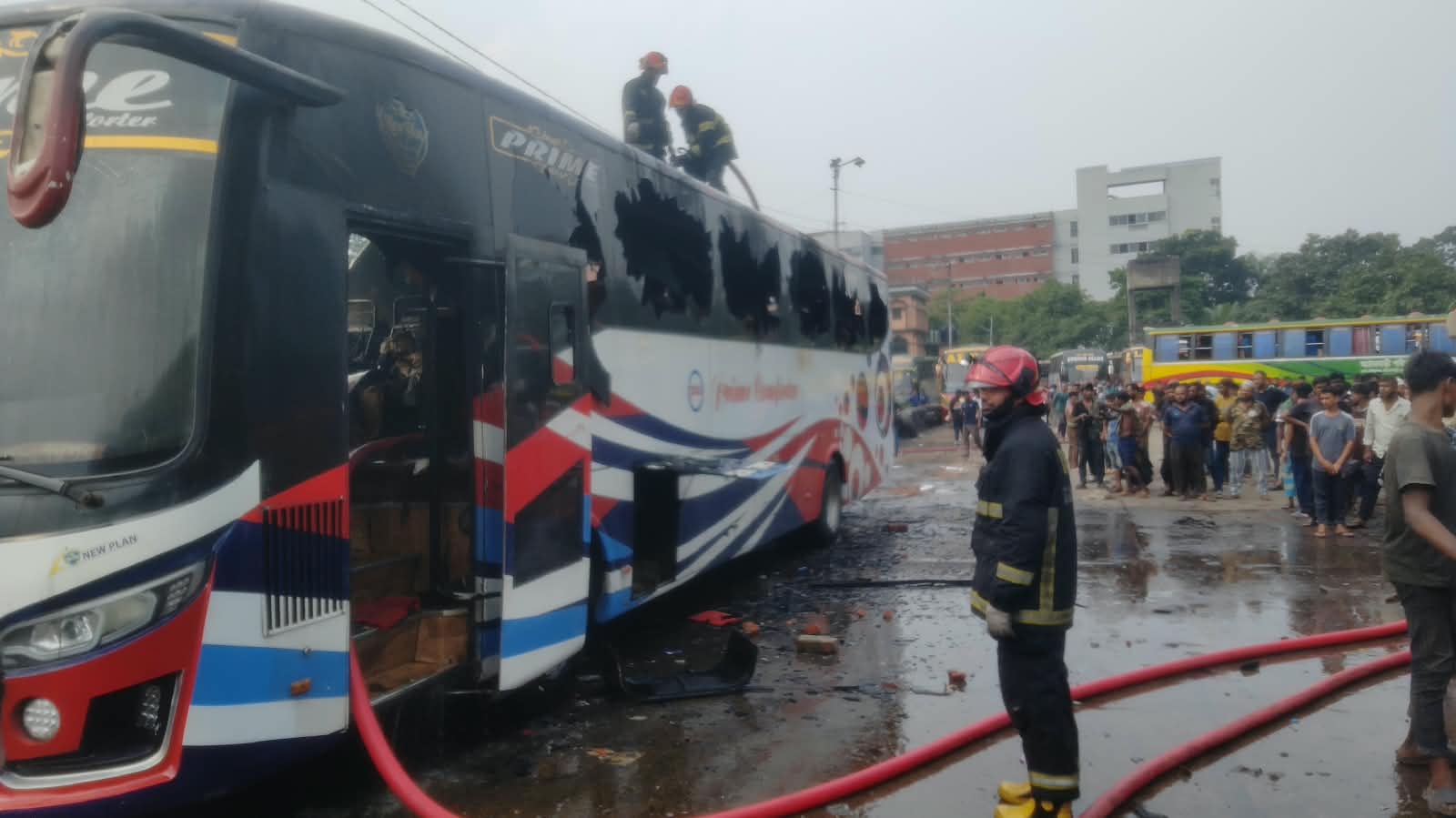 মহাখালীতে বাসে আগুন,নিয়ন্ত্রণে ফায়ার সার্ভিসের ২ ইউনিট